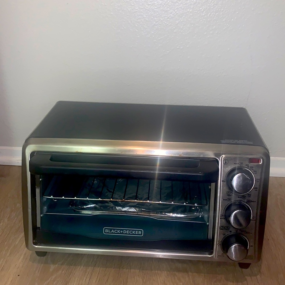Black + Decker T01356SG
4 slice Toaster Oven Stainless steel/Black